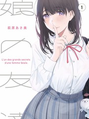 海产市场清晨场景图，湿滑地面与摊位灯串